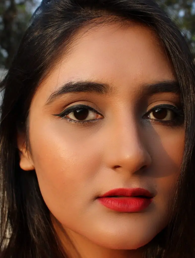 Makeup Look for parties with red lips and winged eyeliner